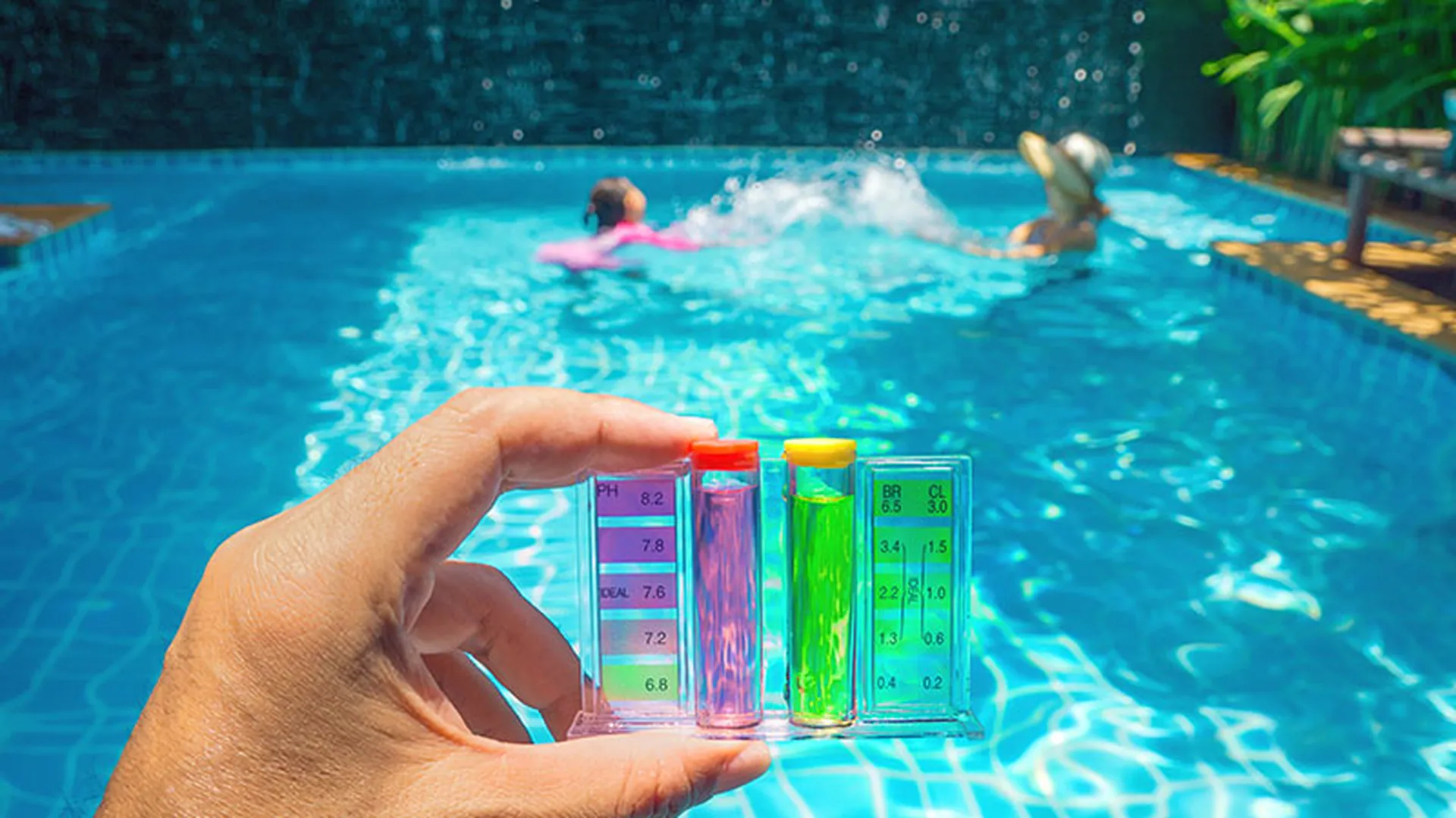 Nettoyage piscine, entretien piscine, dépannage pompe de filtration, analyse de l'eau, traitements adaptés, remise en état de piscines, pool-staging, modernisation piscine, appareils traitement automatique avec régulation de pH