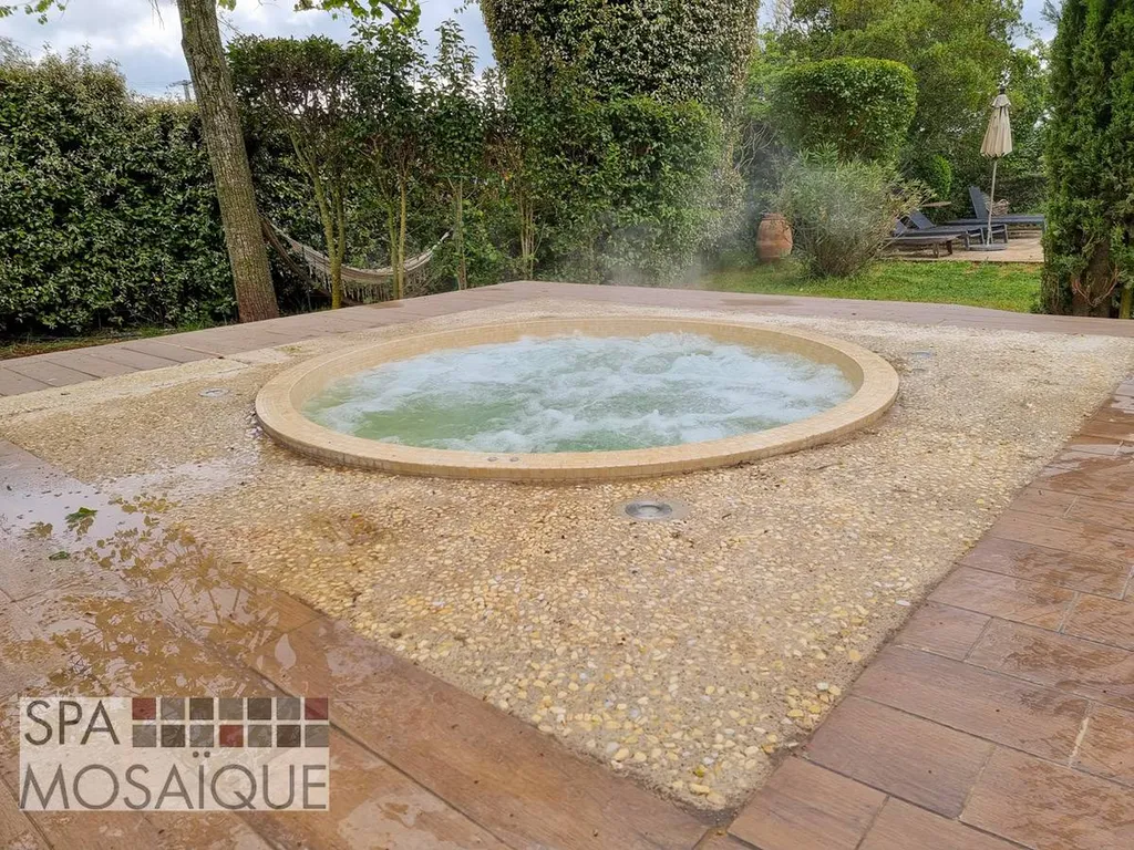 Un spa mosaïque carrelé encastré dans une terrasse en béton à Aix-en-Provence
