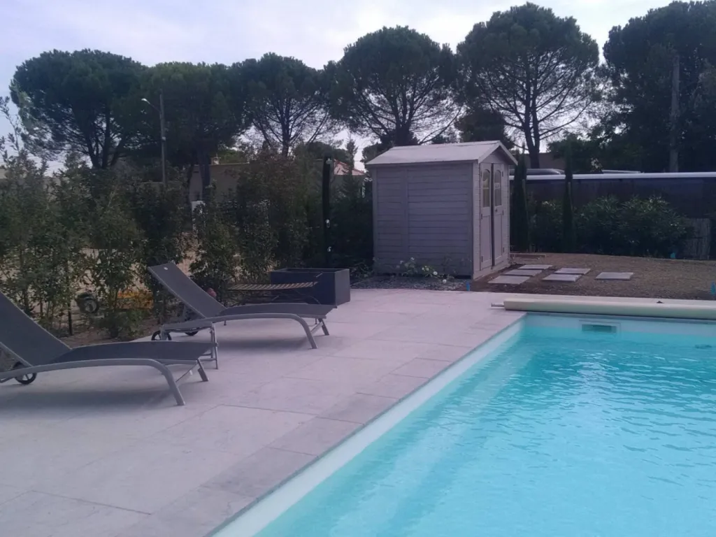 Aménagement d'un jardin contemporain autour d'une villa avec piscine à Eguilles 13510