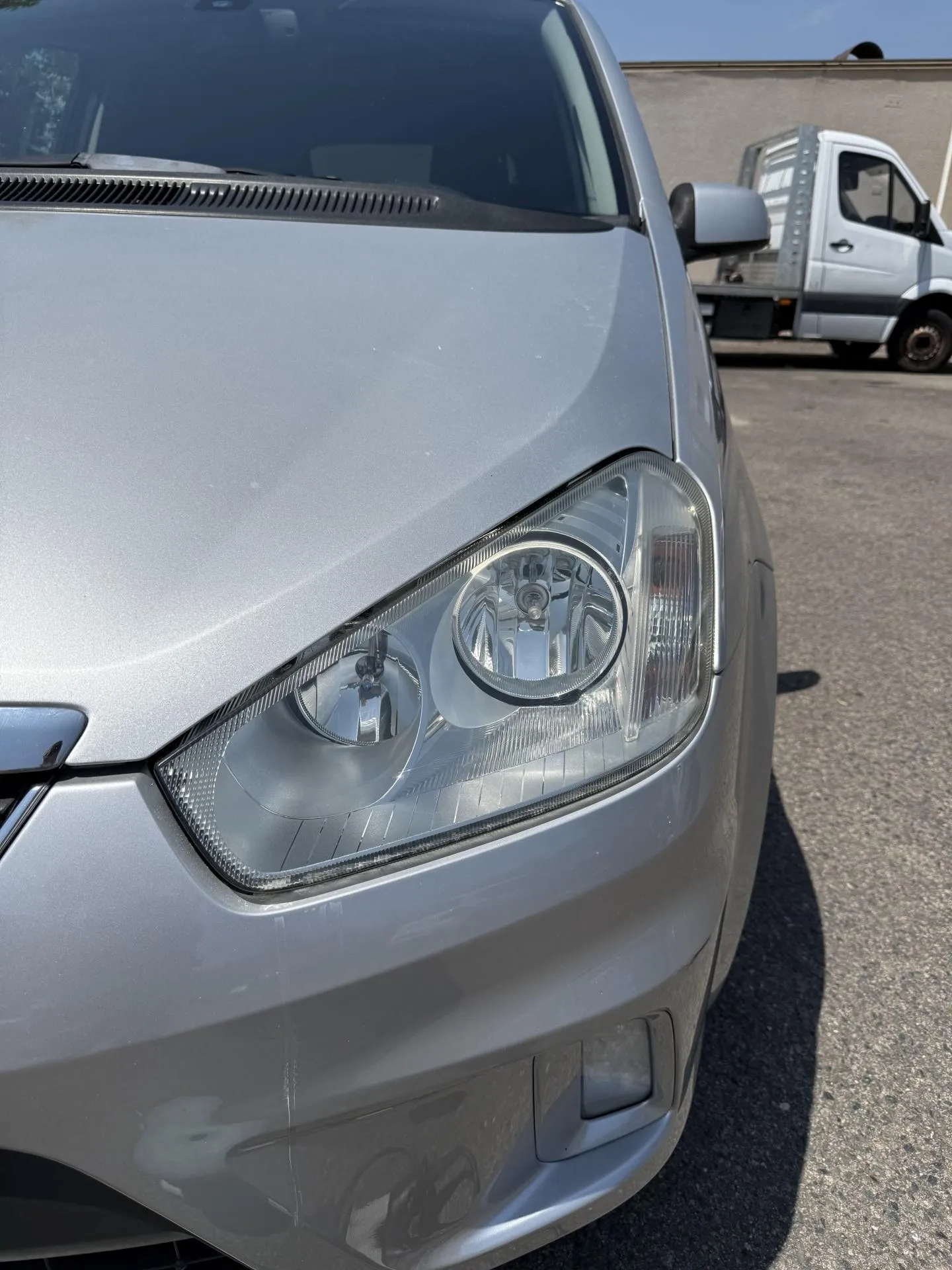 Rénovation de phares à La Talaudière pour retrouver la transparence et l'éclat