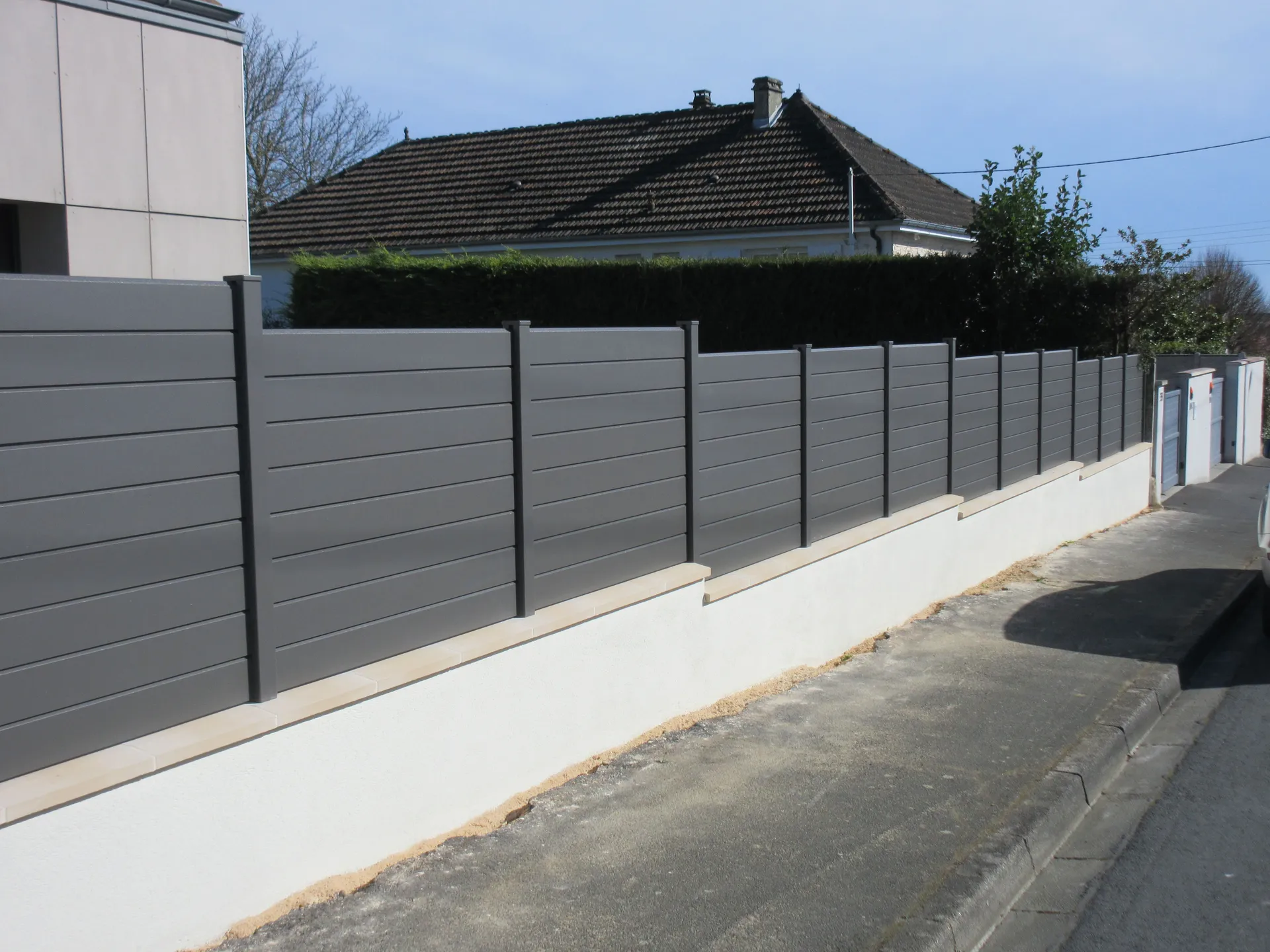 Installation de Clôture aluminium sur muret, Portails motorisés et Portillon en aluminium à Cabourg dans le calvados 14 et ses Alentours