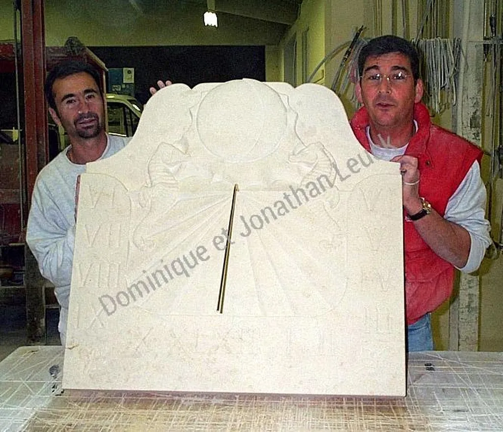 Cadran solaire en pierre de d'Estaillades