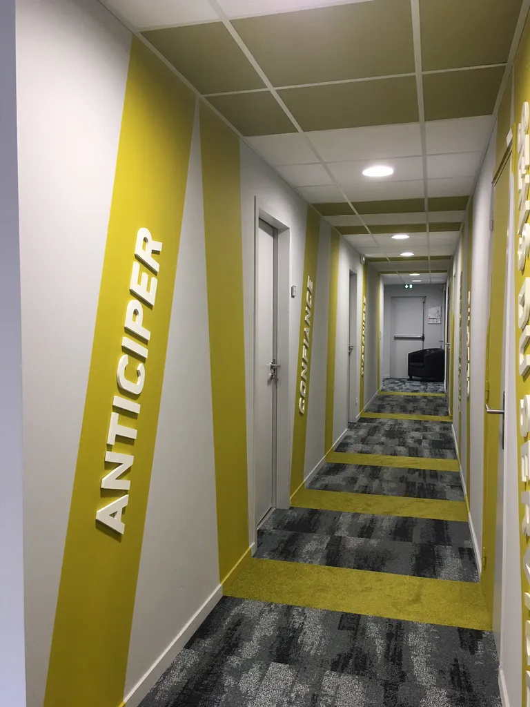 Adhésif mural, mots et lettres découpés, impression sur dalles de plafond