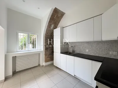 A vendre Le Pecq quartier Saint-Wandrille comme une maison pour ce joli appartement cinq pièces avec terrasses/jardin situé dans une petite copropriété à l'abris des regards.