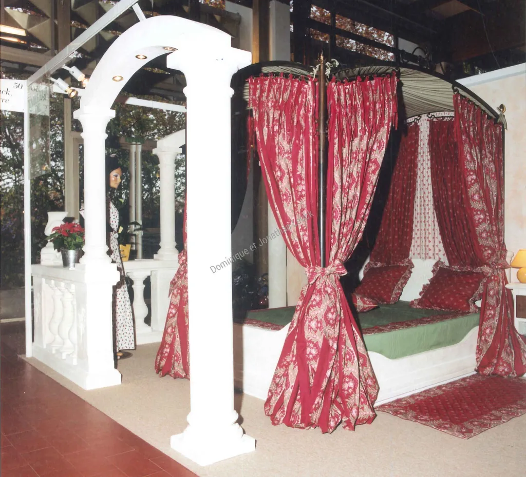 Lit à baldaquin en pierre d'Estaillades