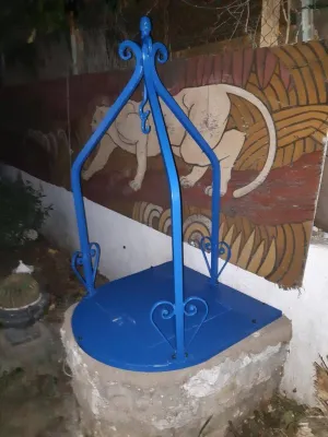 FABRICATION ET POSE HAUT DE PUITS EN FER FORGE SUR MESURE AVEC TRAPPE METALLIQUE OUVRANTE ET ANNEAU POUR FIXATION POULIE MARSEILLE
