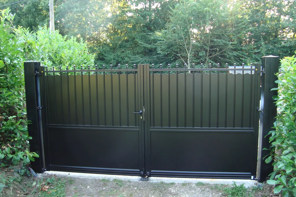 Portail Battant Authentique Sur-Mesure, Portail Motorisé en Aluminium et en Acier à Honfleur dans le Calvados 14