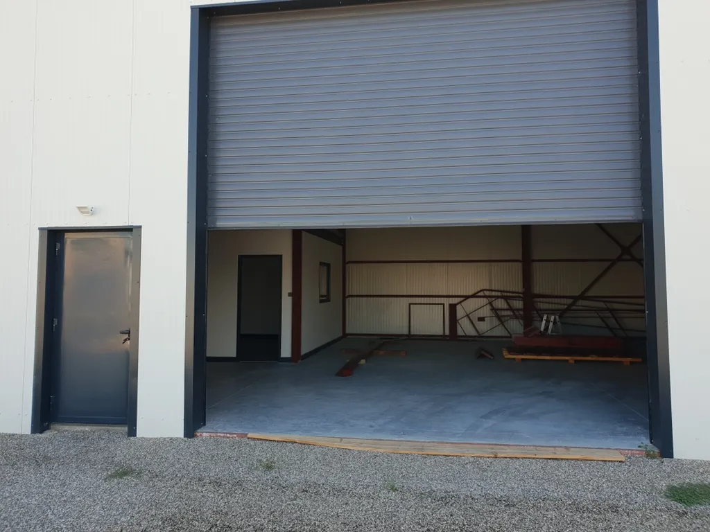 Installer un rideau métallique à lames isolées grande dimension à Aix-en-Provence proche d’Aix-les-Milles