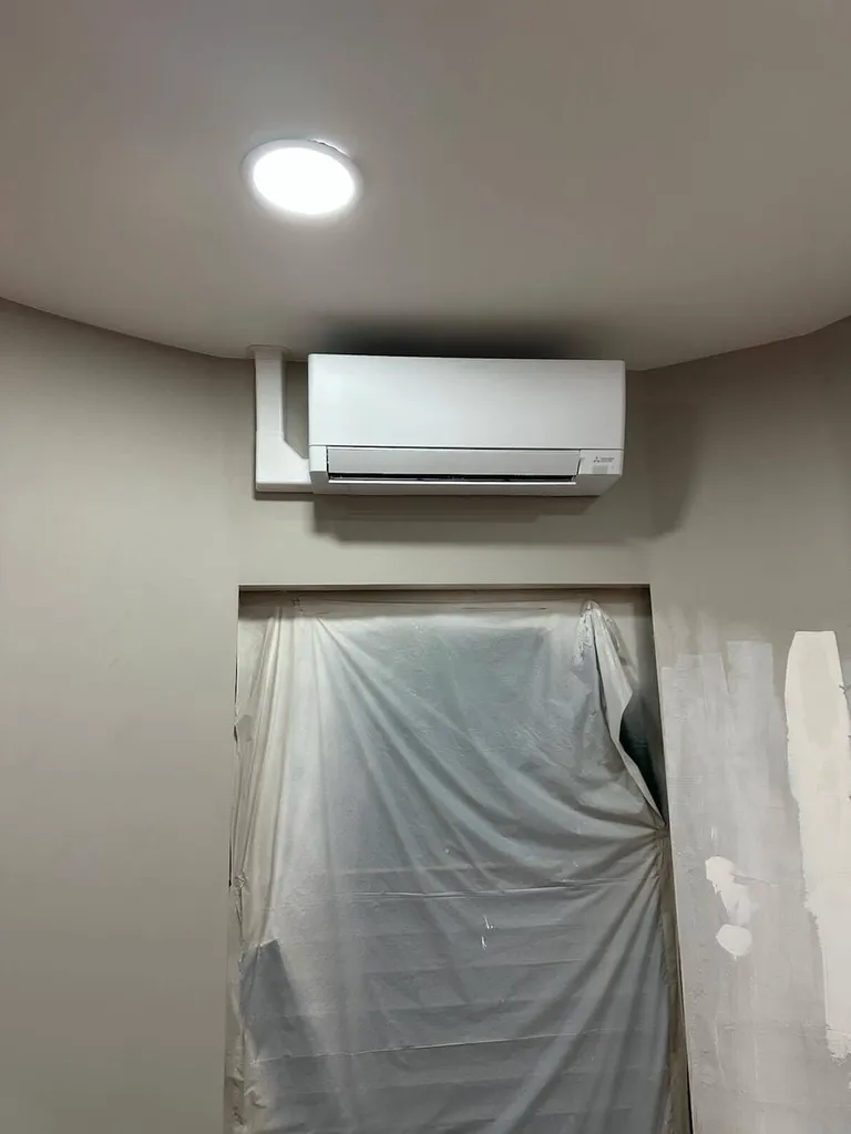 Installation d’une climatisation réversible Split Daikin dans un bureau à Gagny 