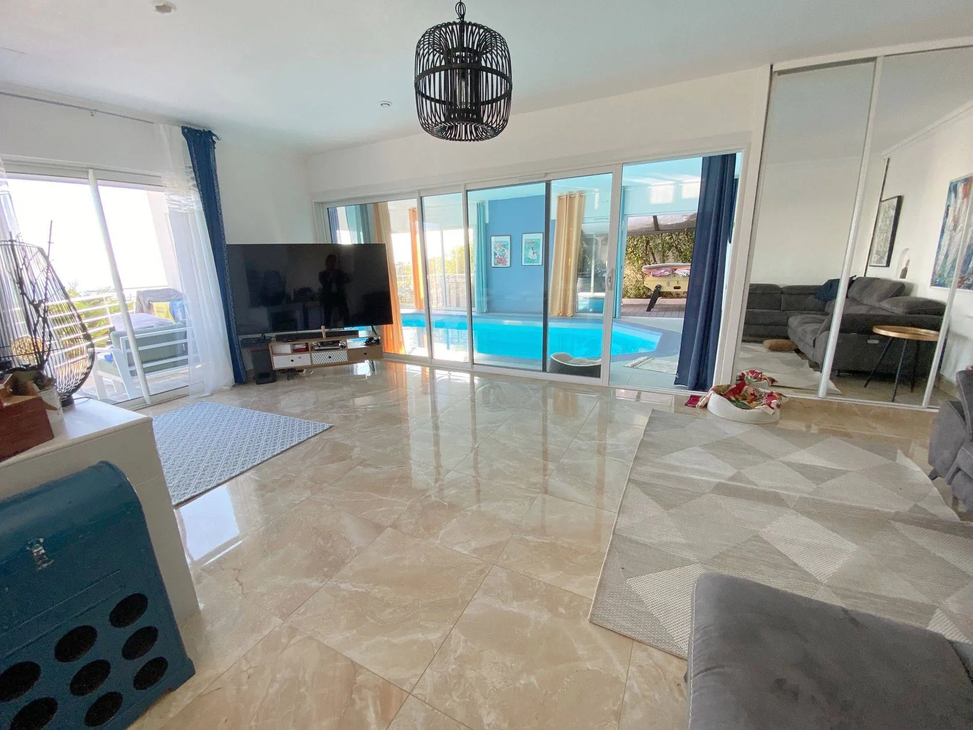 Maison à vendre Carnoux en Provence avec ascenseur et piscine intérieure   