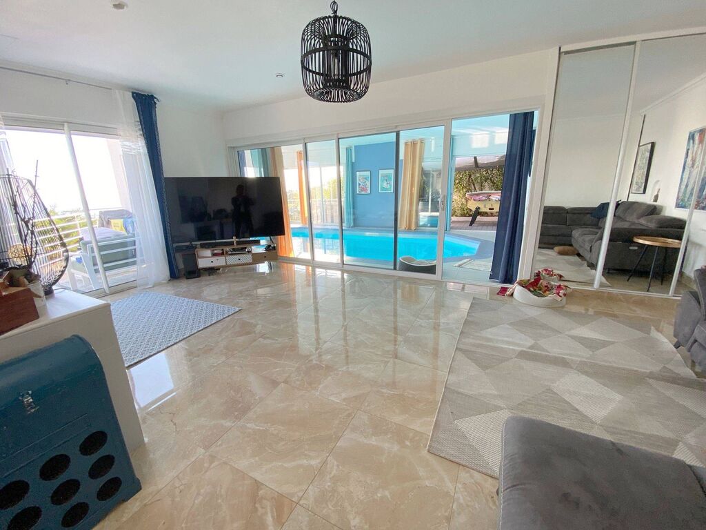 Maison à vendre Carnoux en Provence avec ascenseur et piscine intérieure   