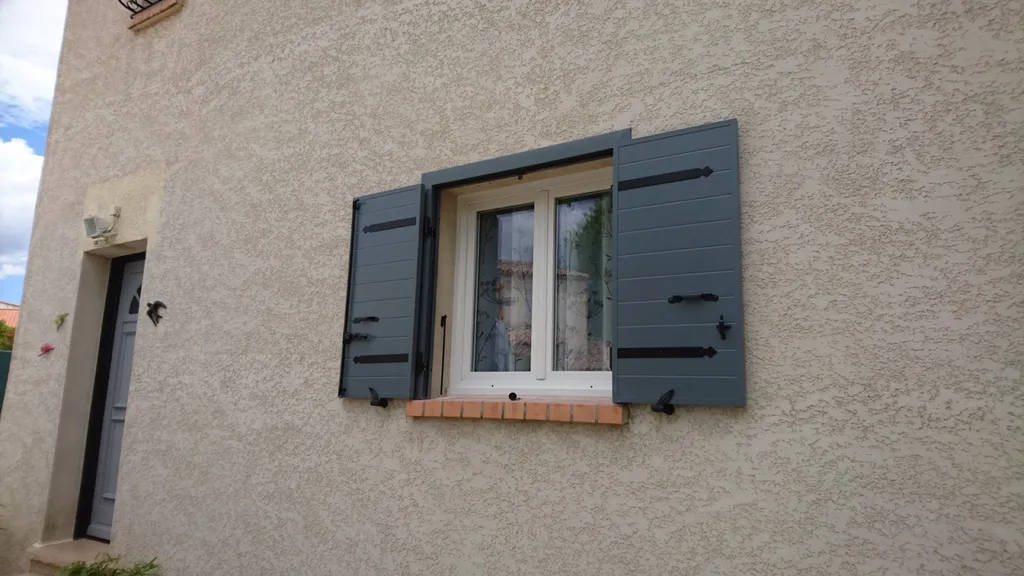Pose de volets battants isolés sur cadre gris anthracite sur Fos Sur Mer 