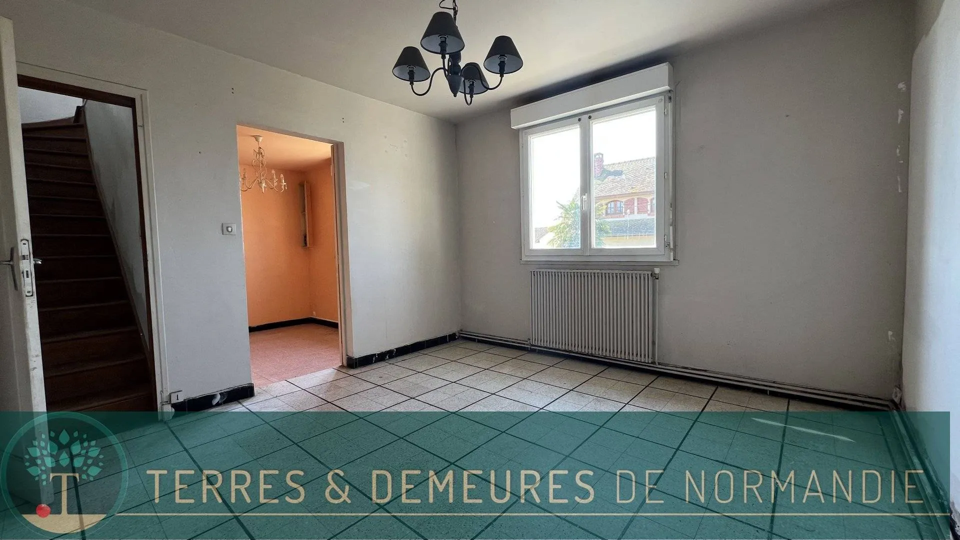 Maison individuelle des années 40 de 95m², 2 chambres, jardin clos arboré 325m², en bon état structurel mais à rénover entièrement, située à Eu 76260.