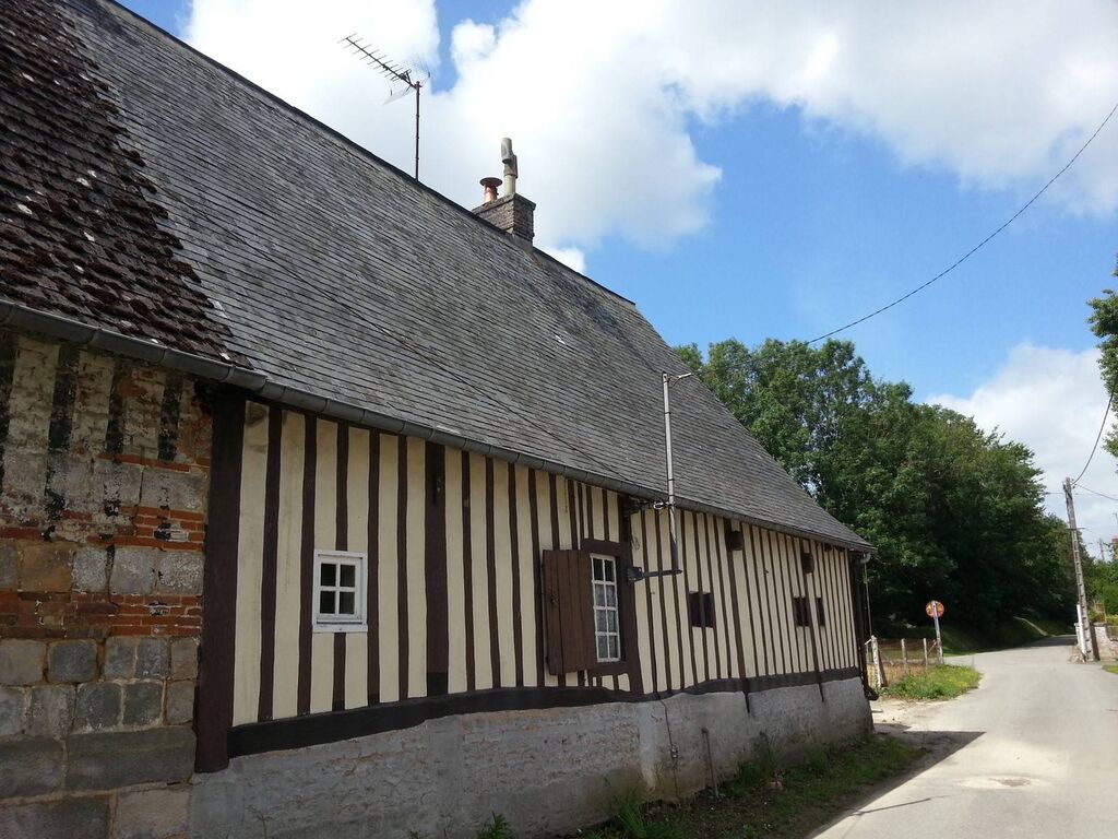 a vendre maison 2 chambres, bâtiments, terrain  avec potentiel  proche mer 10 mn