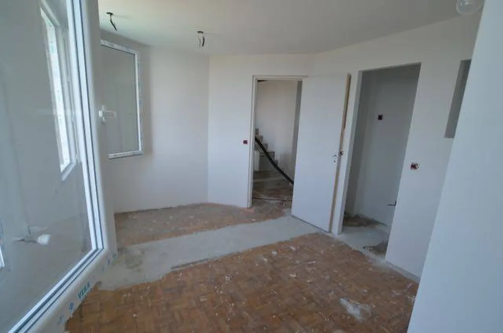 SOL en béton ciré coulé industriel teinté à CABRIS près de Cannes