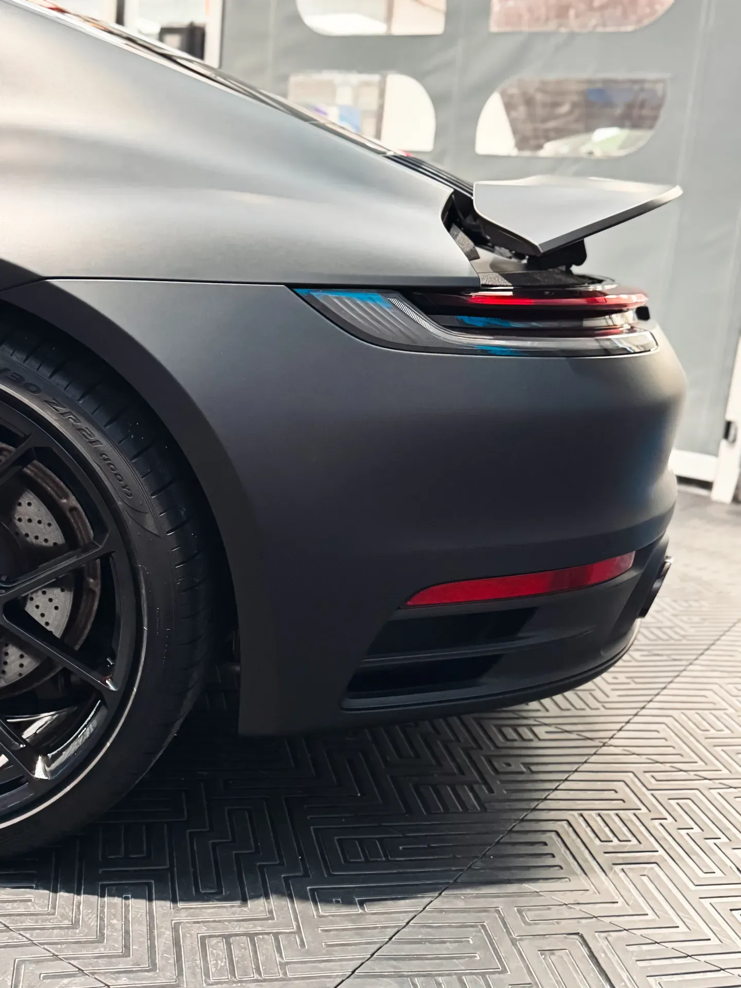 Covering Porsche 911 992 Carrera à Bourgoin-Jallieu | Noir mat complet