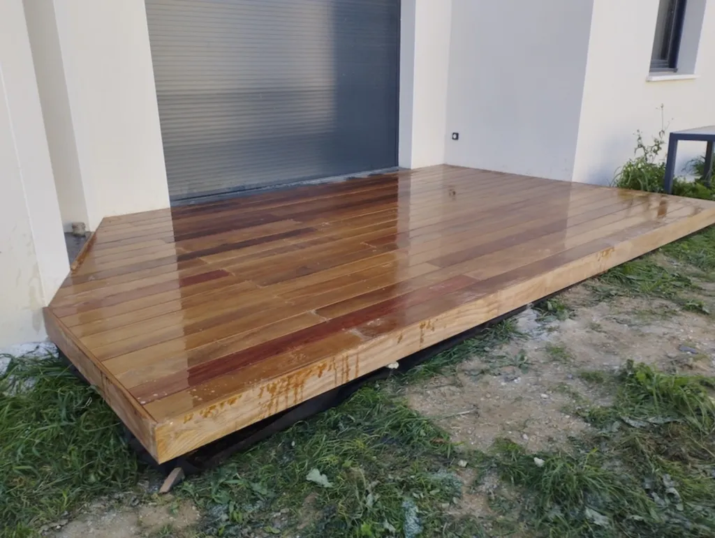 Terrasse en bois exotique Cumaru sur plots PVC un aménagement durable et élégant pour un extérieur moderne à Mauguio proche de Baillargues