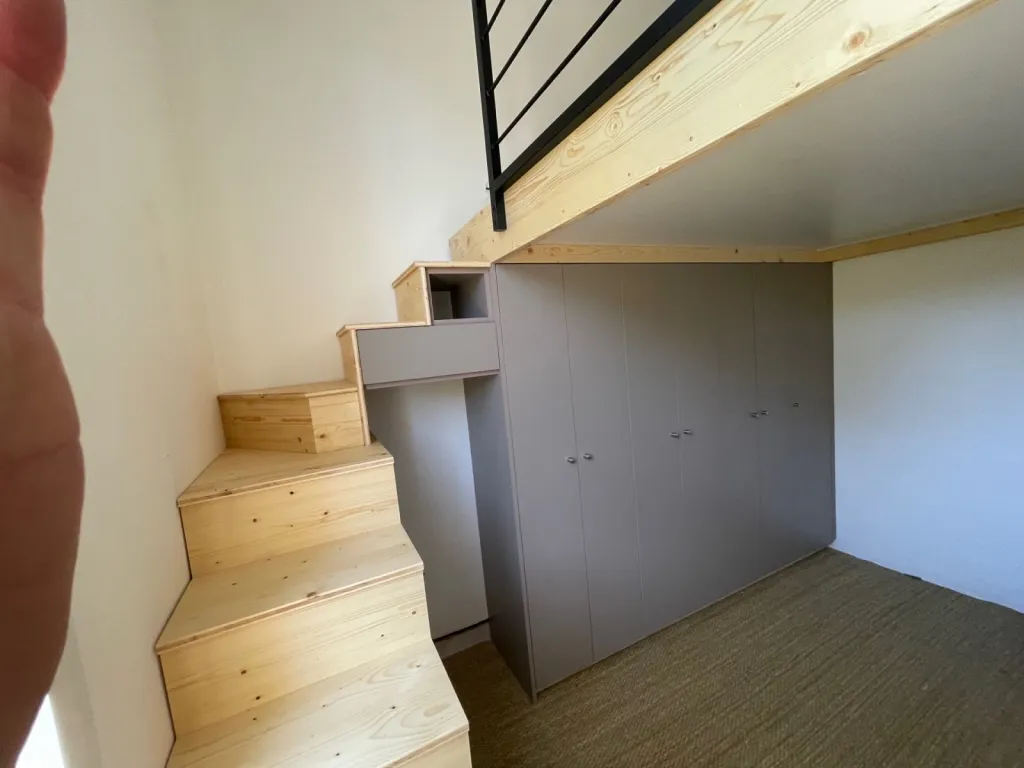  Lit mezzanine avec escalier dans un espace exigu sur Arcachon