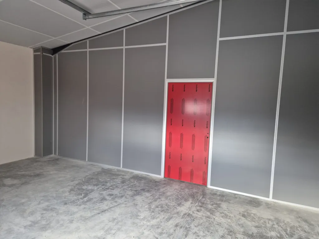 Projet d'ajout de bureaux individuels par des cloisons fixes avec isolation en laine de verre dans un entrepôt à Villefranche-sur-Saône dans le Beaujolais