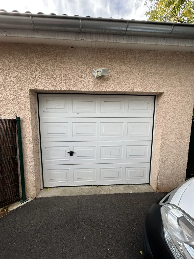 Garage avant transformation avec espace brut à aménager en pièce de vie