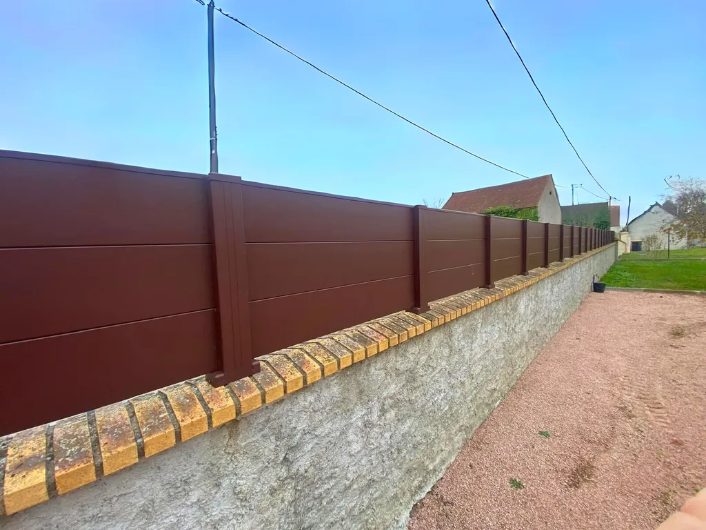installation cloture extérieure en aluminium marron Gypass de 24 mètres à Aulnat (63) par 3 Baies