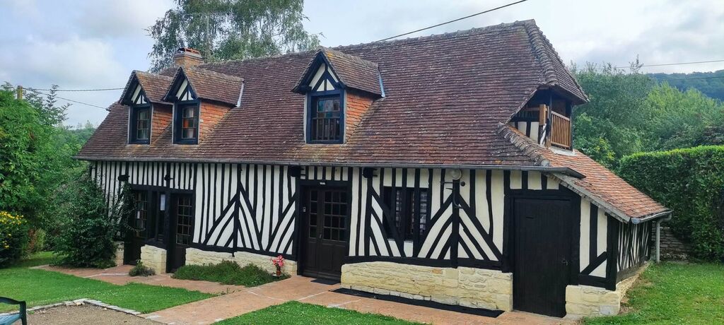 A vendre, propriété normande proche de SAINT-PIERRE-SUR-DIVES (14170), composée de deux maisons et de nombreuses dépendances sur un terrain arboré de plus de 4 000 m². Possibilités : maison familiale, projet de gîte ou résidence secondaire.