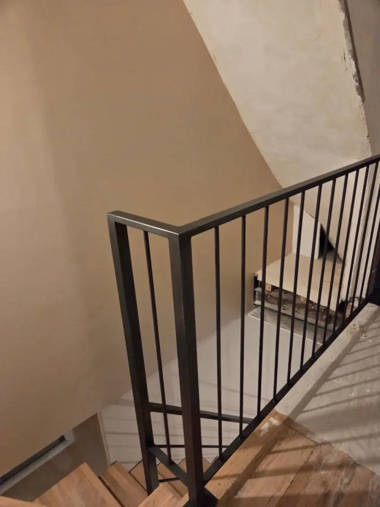 fabrication d’un escalier limon central droit avec marche en chênes vernis à vernaison proche de Lyon 