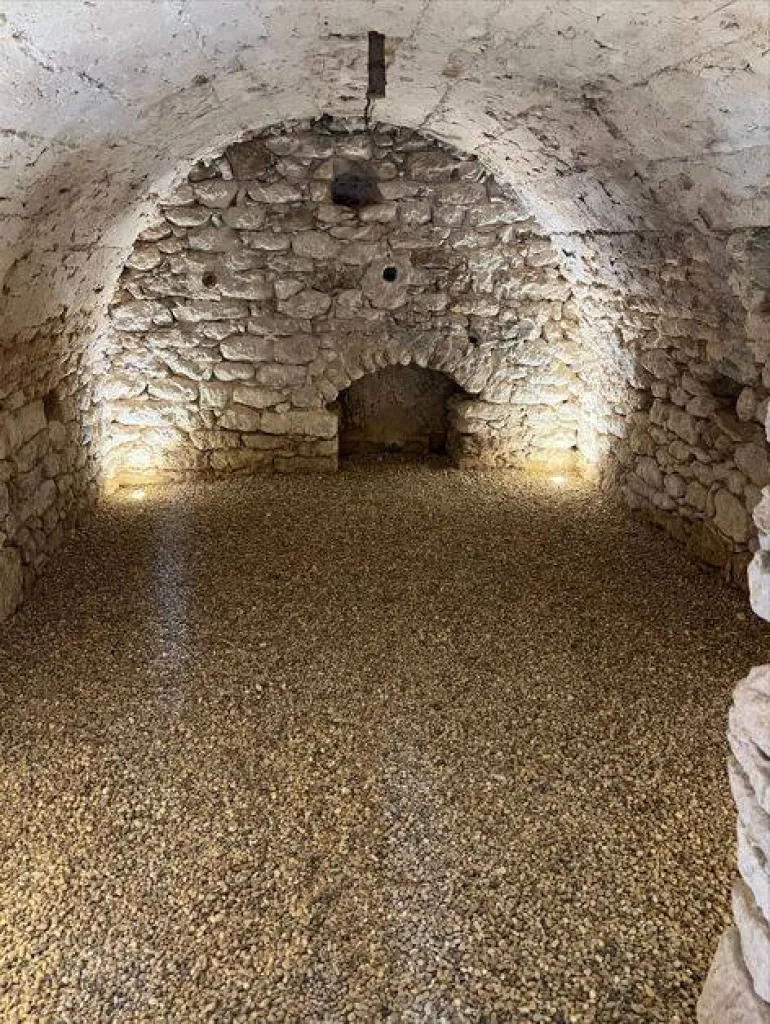 Une ferme XVIII eme en situation dominante à Ménerbes dans le Luberon.