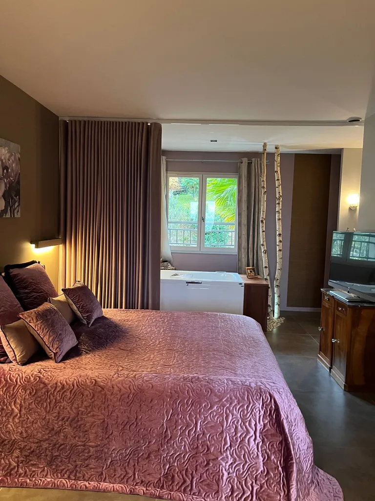 Rideaux, coussins et jeté de lit confectionnés sur mesure pour une maison en Isère