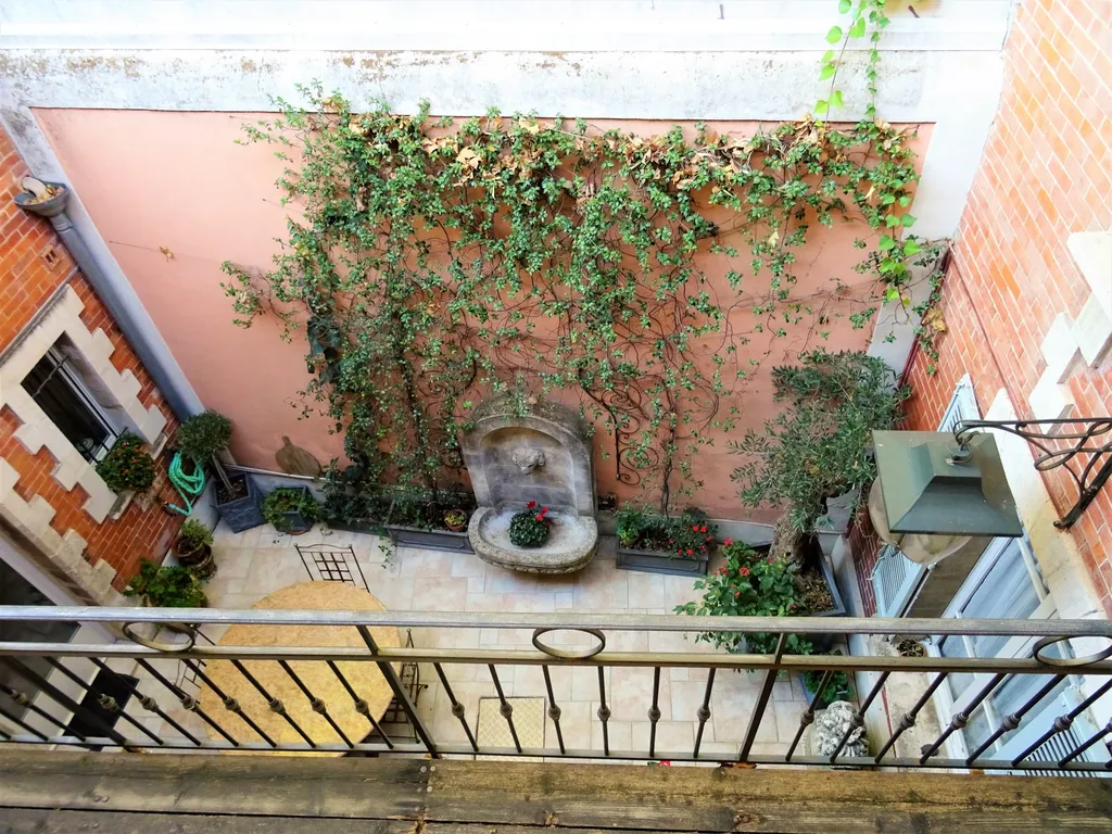 AVIGNON Intra-Muros, hôtel particulier avec cour et terrasse   
