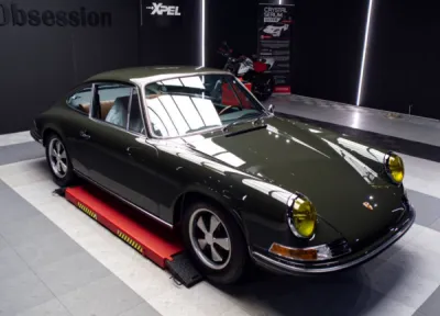 Conserver l’élégance et la valeur d’une Porsche 911 2.2 est essentiel : le film de protection PPF XPEL offre une défense optimale contre les agressions extérieures.