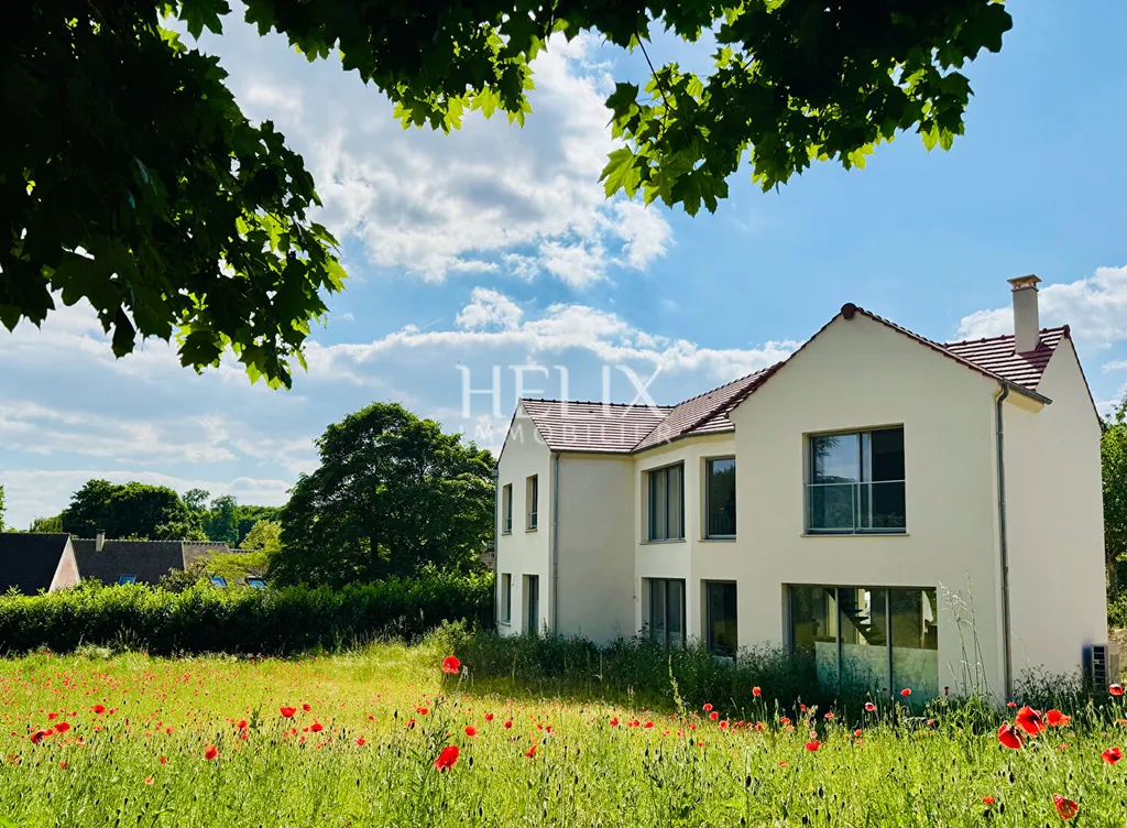 Élégante maison contemporaine de 172m2 construite en 2024 sur un terrain de 1 250 m² sans vis-à-vis, au calme absolu comprenant une pièce de vie de 85m2, 4 chambres dont une suite parentale et un sous-sol total