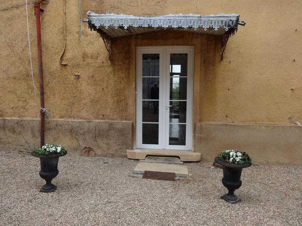 remplacement de porte fenêtre en PVC blanc sur un château à ST GEORGES DE RENEINS près de Villefranche sur Saône 