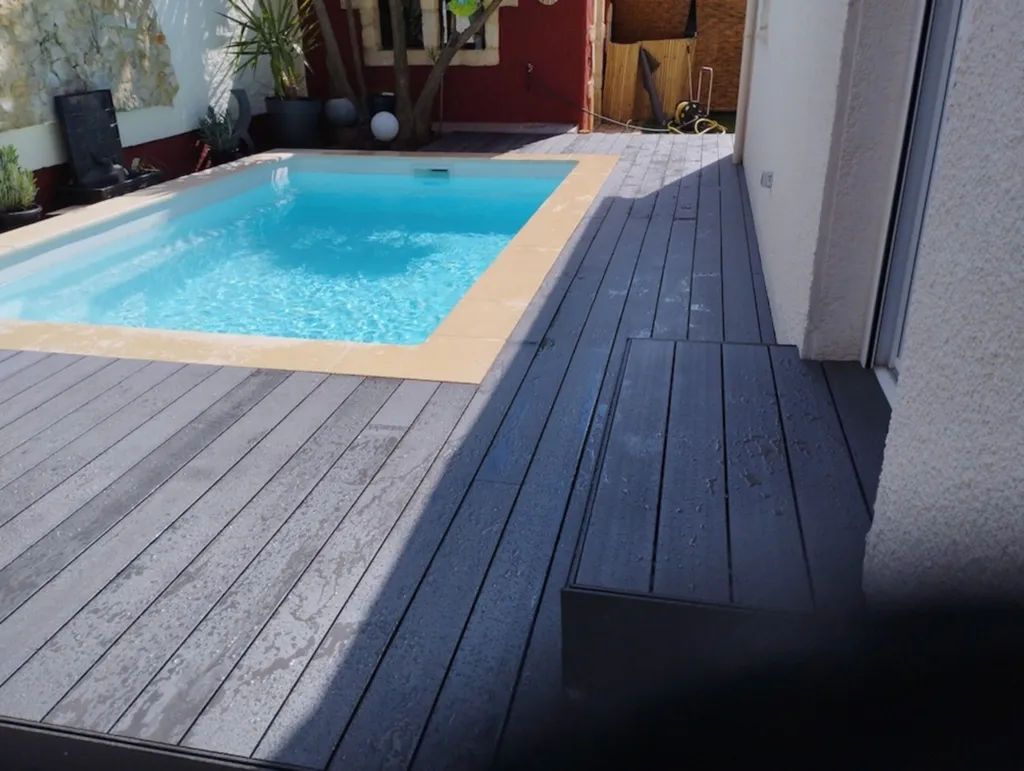 Terrasse en composite de 25 m² autour d’une piscine design moderne, sécurité et entretien simplifié à Mauguio proche de Baillargues