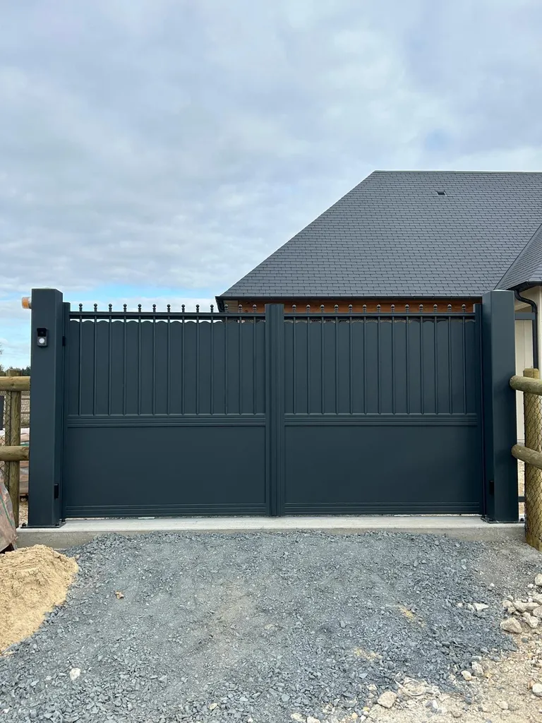 Installation de Portail Alu Battant Motorisé, Modèle Moderne, Sur-Mesure à Deauville dans le Calvados 14 et Trouville-sur-Mer