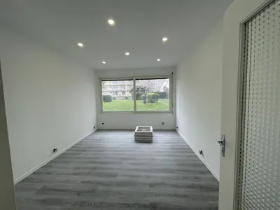 En exclusivité pour une profession libérale à Saint-Germain-en-Laye vente d'un Local professionnel avec une reserve en accès direct