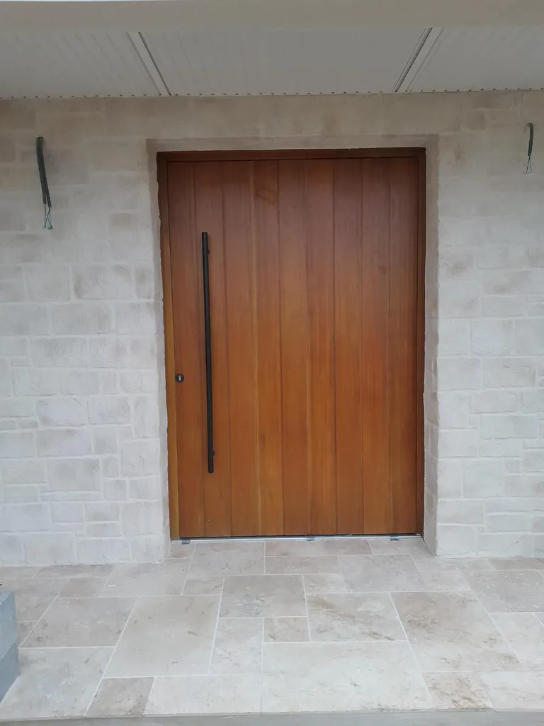 Porte d'entrée sur mesure : fabrication artisanale bois et aluminium par un menuisier intervenant en Occitanie