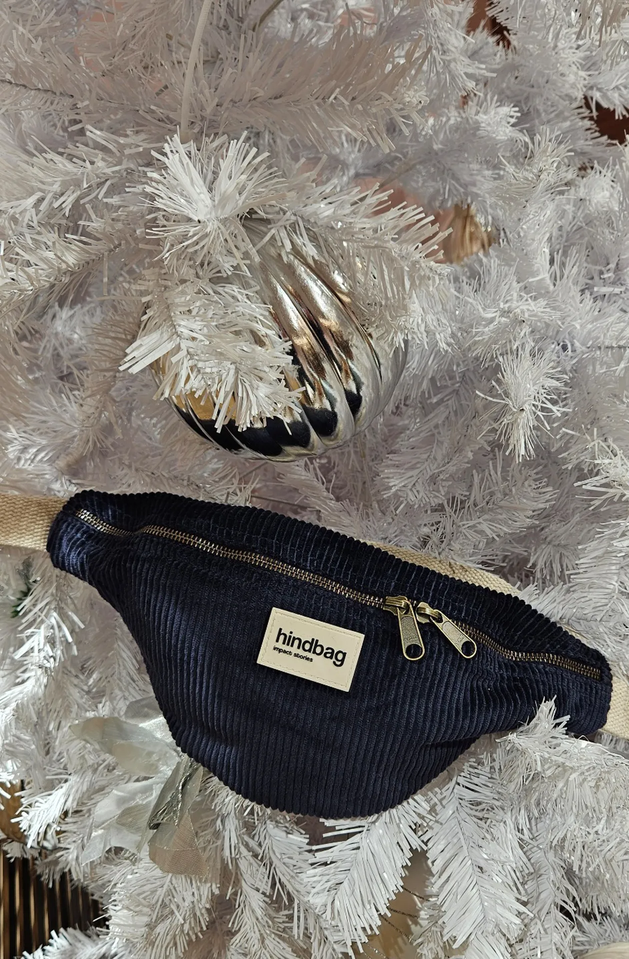 Sac banane Hindbag velours côtelé marine disponible chez Evasion Eu