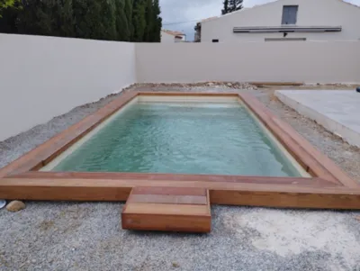 Contour de piscine en bois exotique Jatoba à Montpeyroux : esthétisme, confort et durabilité pour un extérieur haut de gamme
