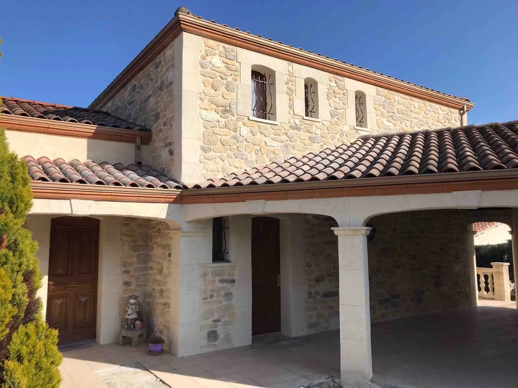 Façade en pierre taillée pour une maison dans le 34