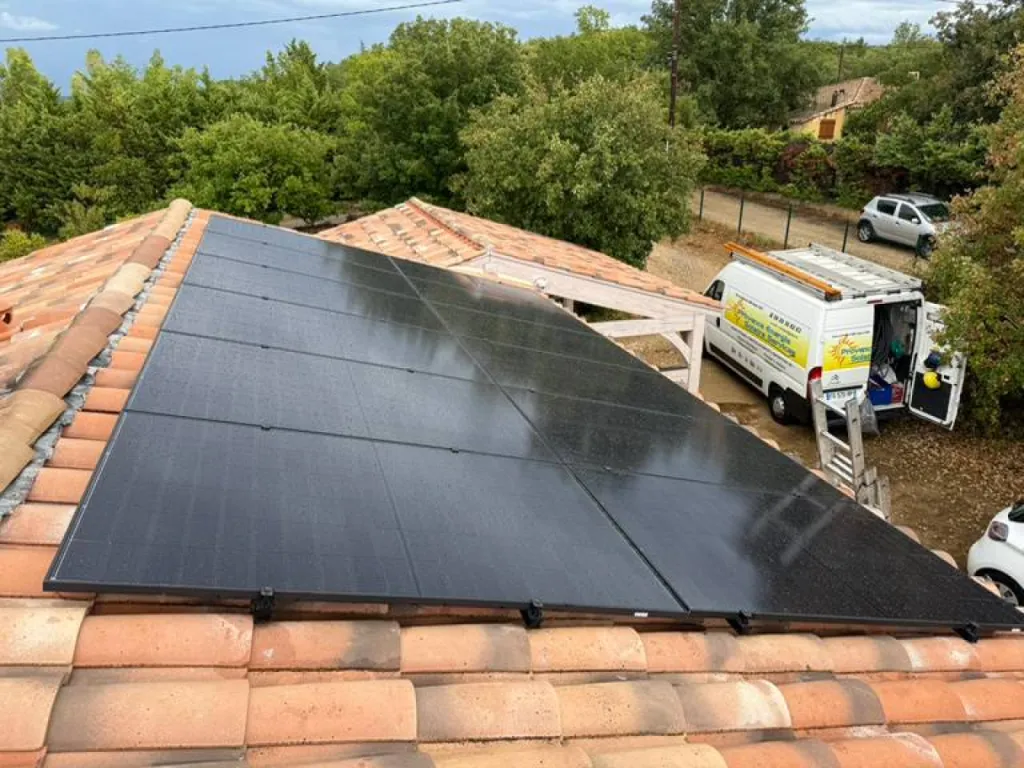 Pose de panneaux photovoltaïques sur une toiture de maison à Rians proche de Pourrières et Saint-Maximin 