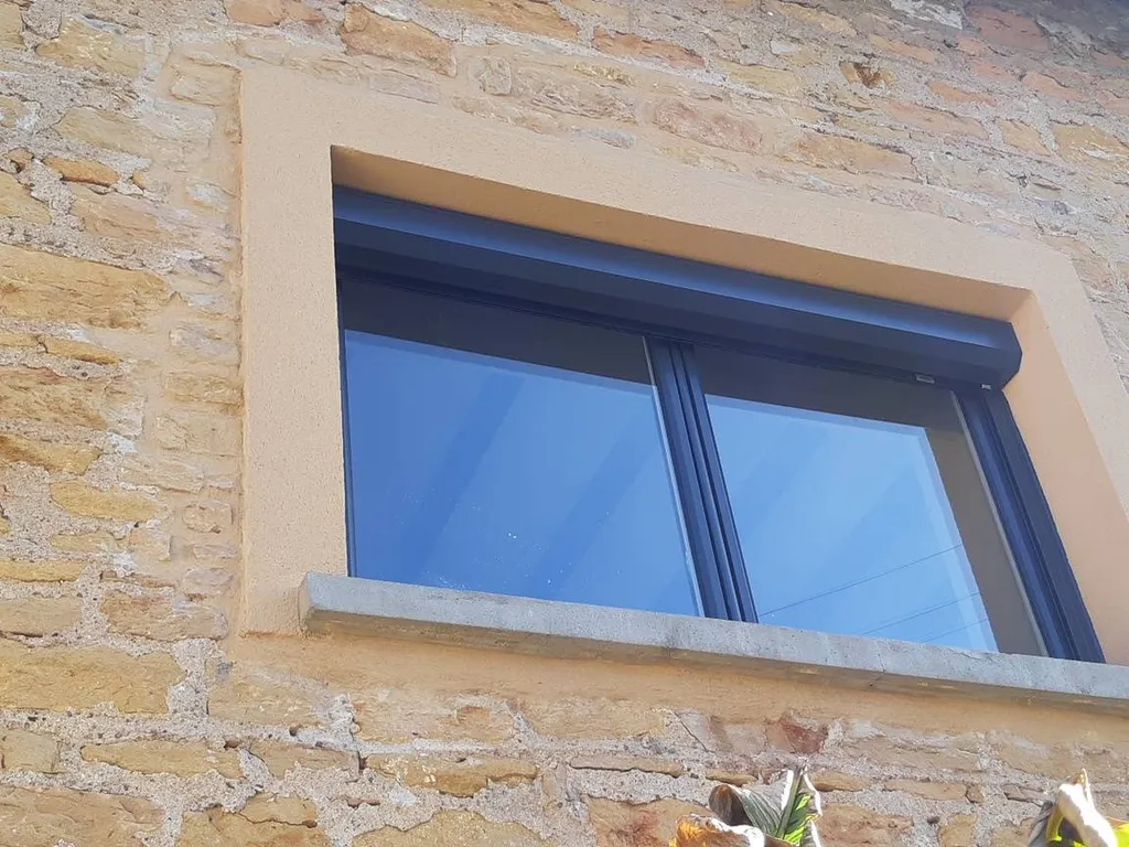 Fenêtre frappe à la française avec volet roulant électrique installé à LIMAS prêt de VILLEFRANCHE SUR SAONE