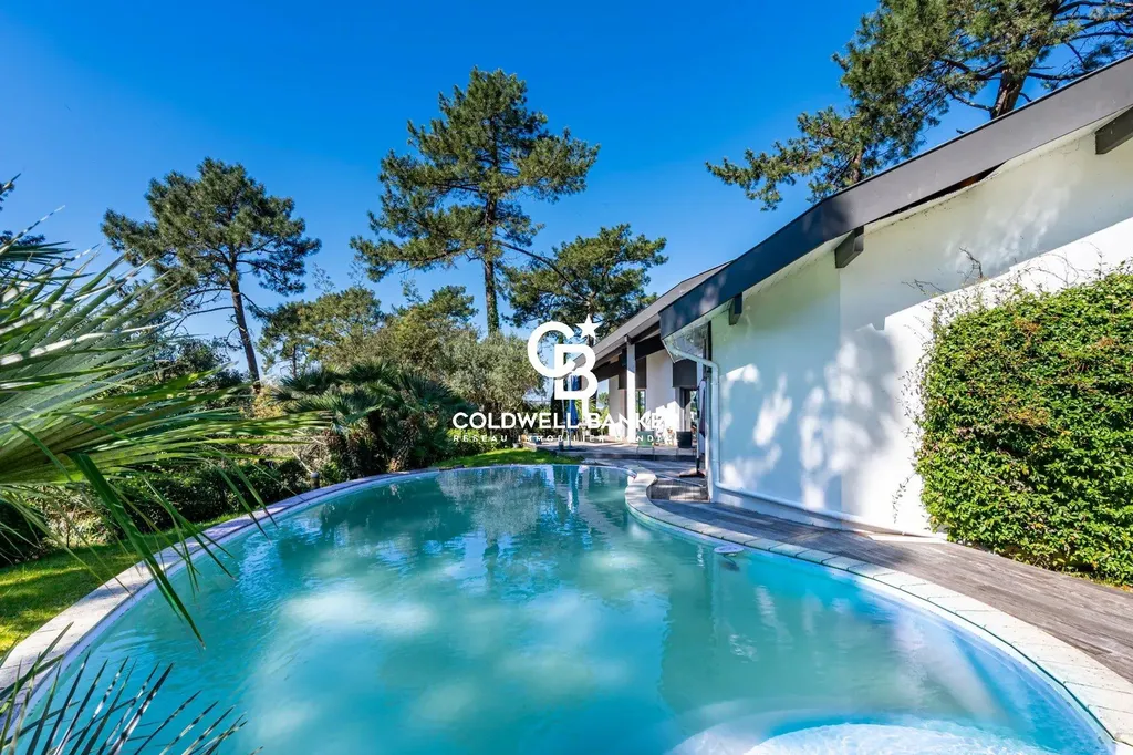 Villa d’architecte avec vue panoramique sur le Bassin – volumes spectaculaires et piscine au Pyla