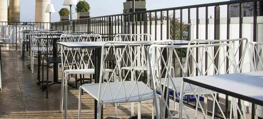 Gamme Kintbury extérieur – mobilier acier design élégant et empilable à Aix-en-Provence, Région PACA pour terrasses restaurants et espaces professionnels haut de gamme