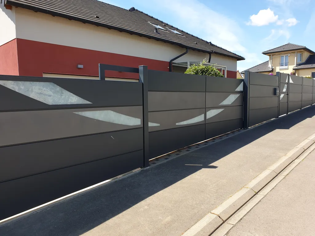 Les portails aluminium soudé Tschoeppe pour les projets architecturaux en Corse-du-Sud : grandes dimensions, bureau d'étude dédié et savoir-faire de fabricant pour les entrées les plus exigeantes