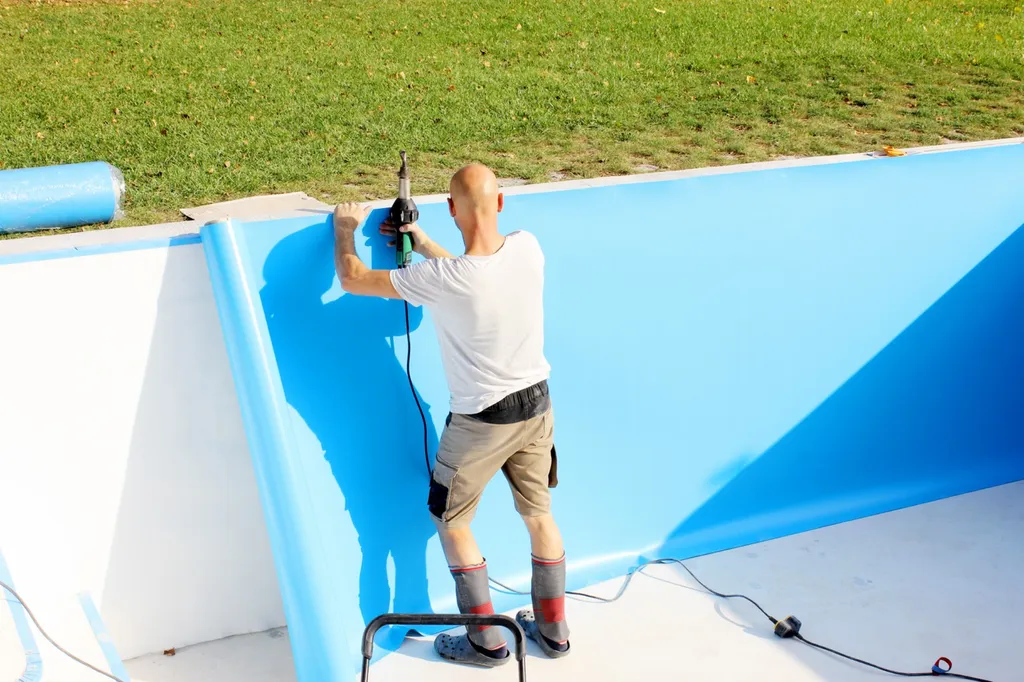 RÉNOVATION TOTALE DE PISCINE : POSE DE PVC ARMÉ ET CHANGEMENT DE PIÈCES À SCELLER SPÉCIALES PRES DE MARTIGUES