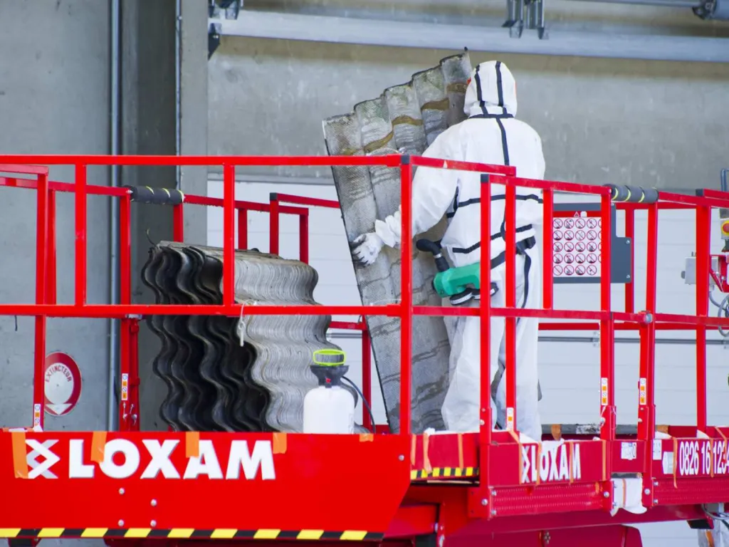 photographe chantier BTP, dépose d'une toiture en fibrociment sur nacelle