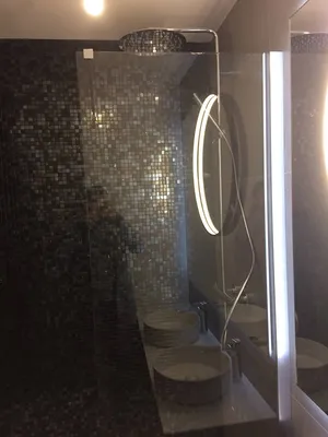 colonne de douche chromée avec mosaïque noire