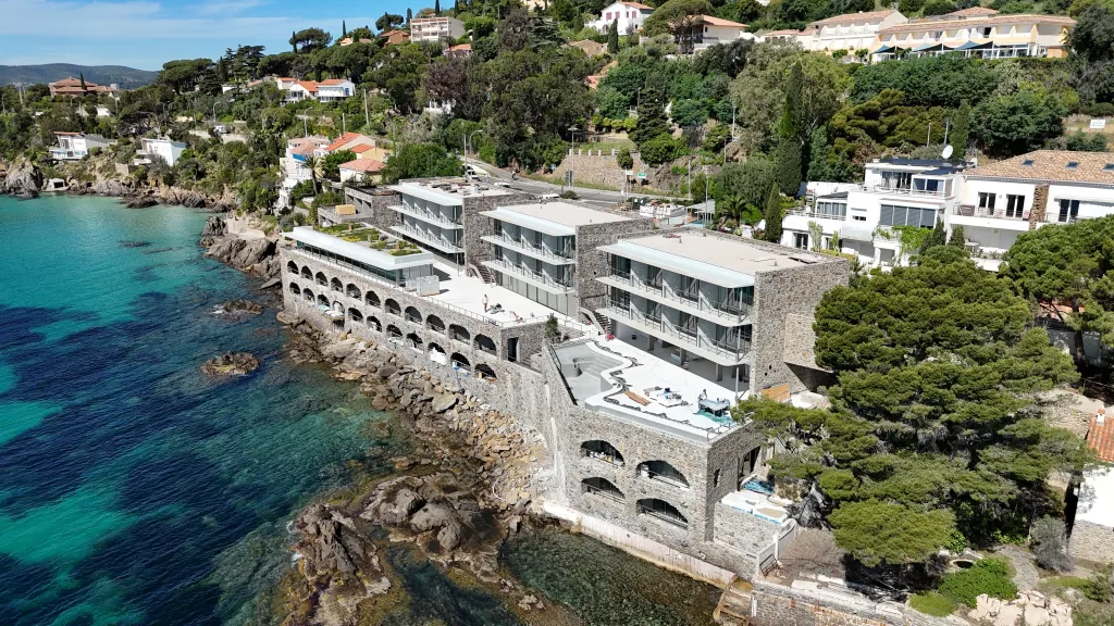 Réalisation d’une étanchéité avec isolation thermique et finition en dalles sur plots par SGF Étanchéité – Hôtel Les Roches (Le Lavandou, 83). Une terrasse accessible pensée pour le confort et la durabilité en zone littorale.