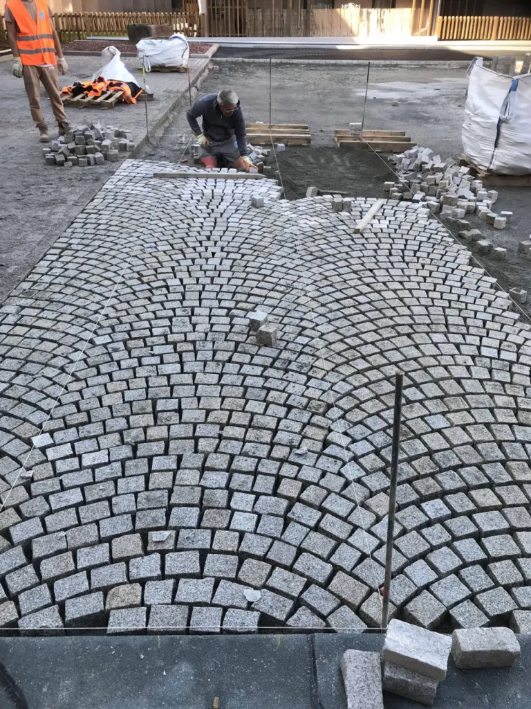 Pose de pavé en queue de paon pour un parking à Obernai près de Barr